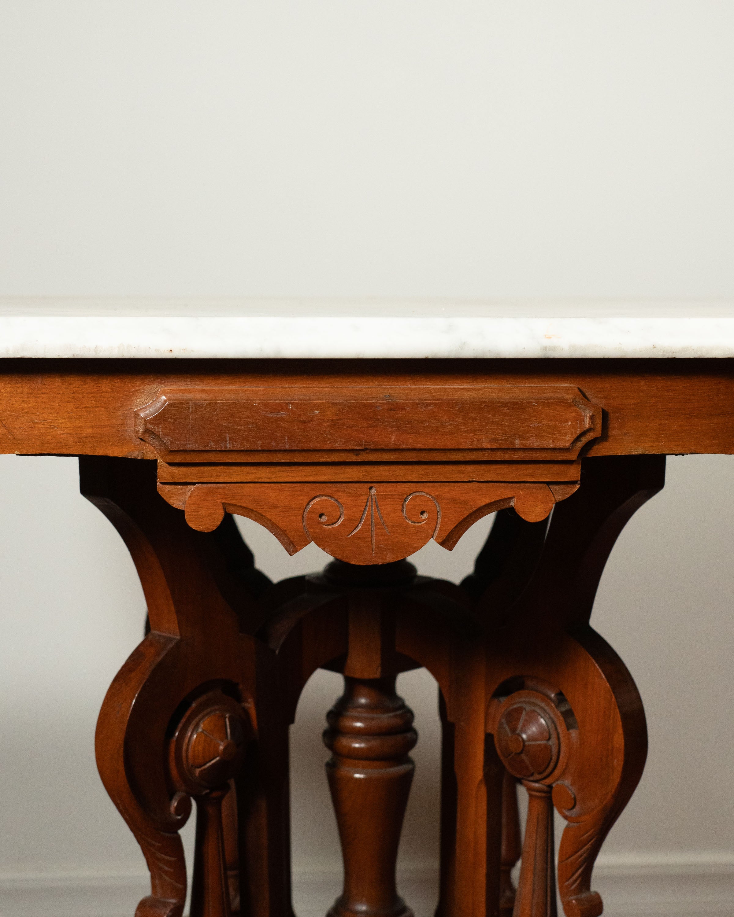Table console de style Eastlake en noyer et marbre - vers 1890