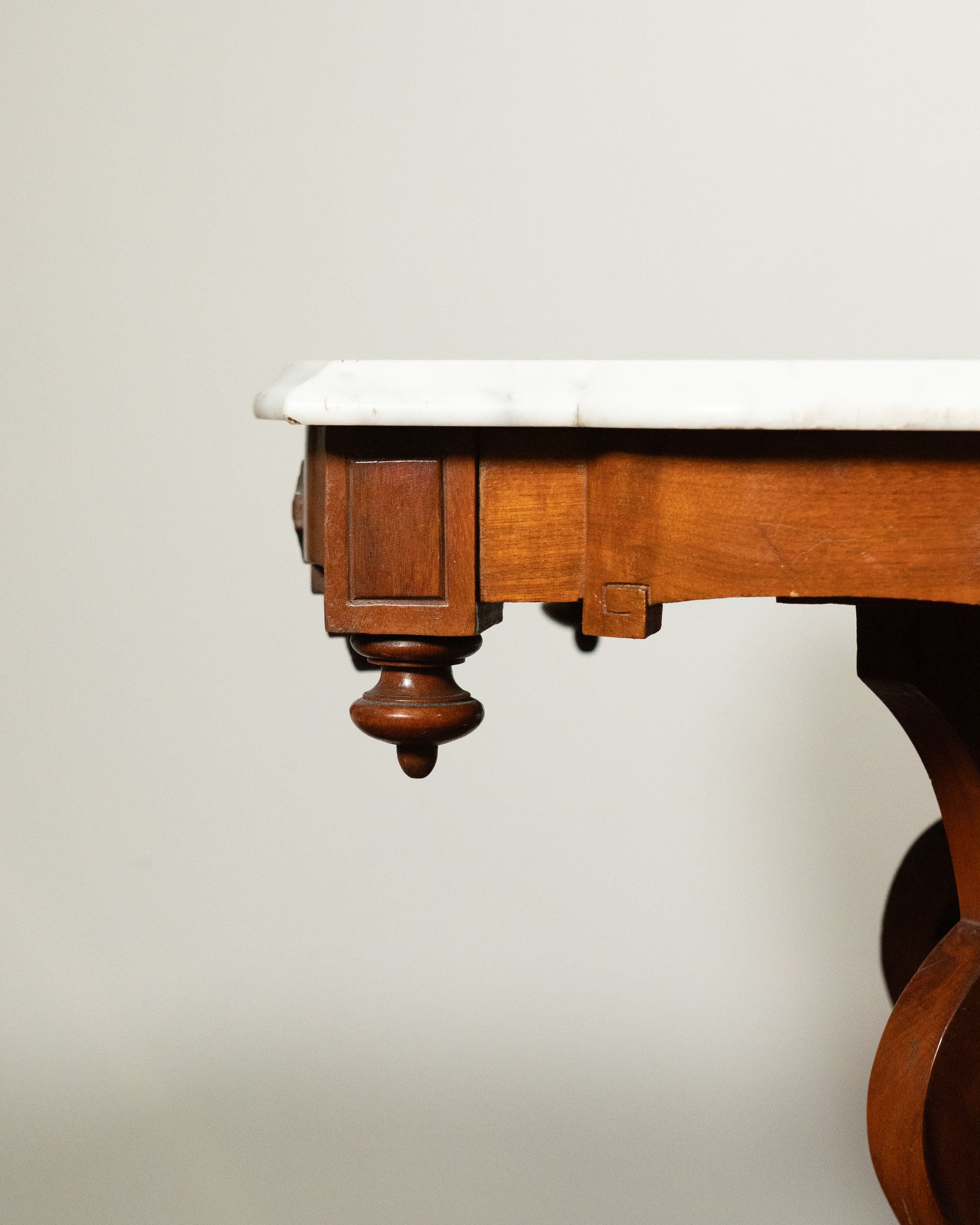 Table console de style Eastlake en noyer et marbre - vers 1890