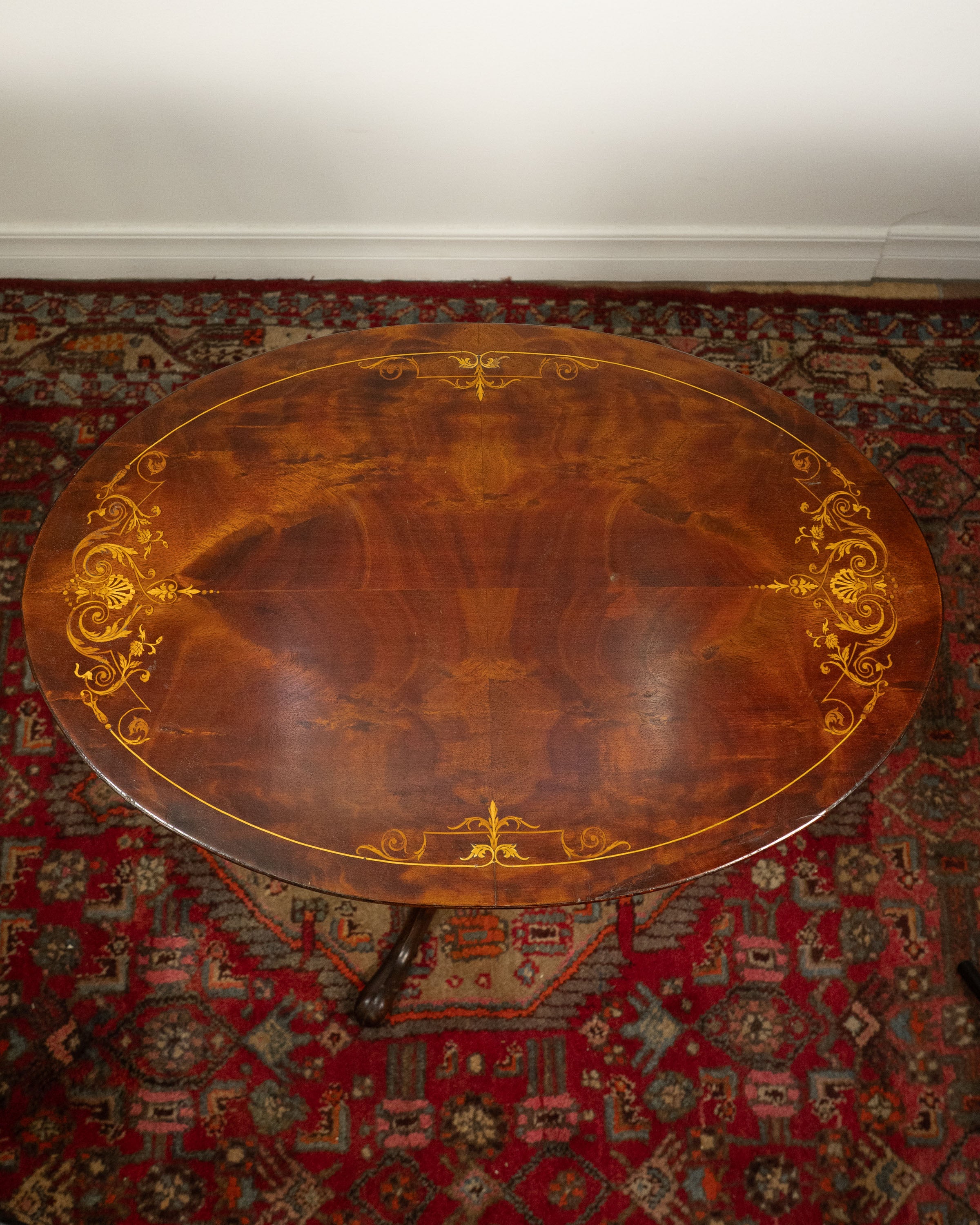Table tilt-top victorienne en noyer - circa 1880