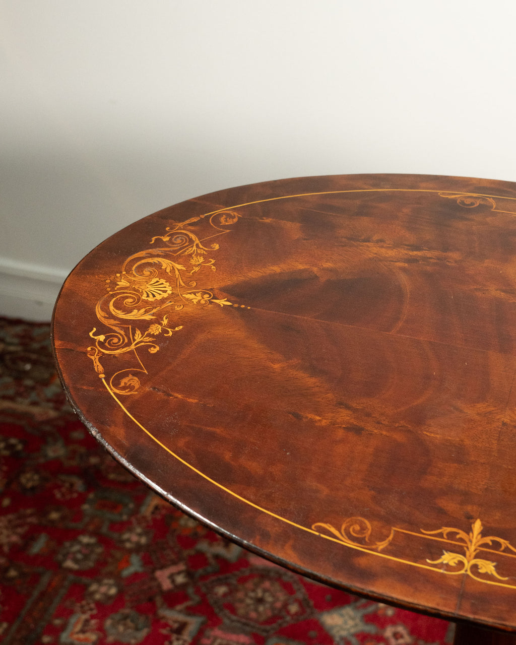 Table tilt-top victorienne en noyer - circa 1880