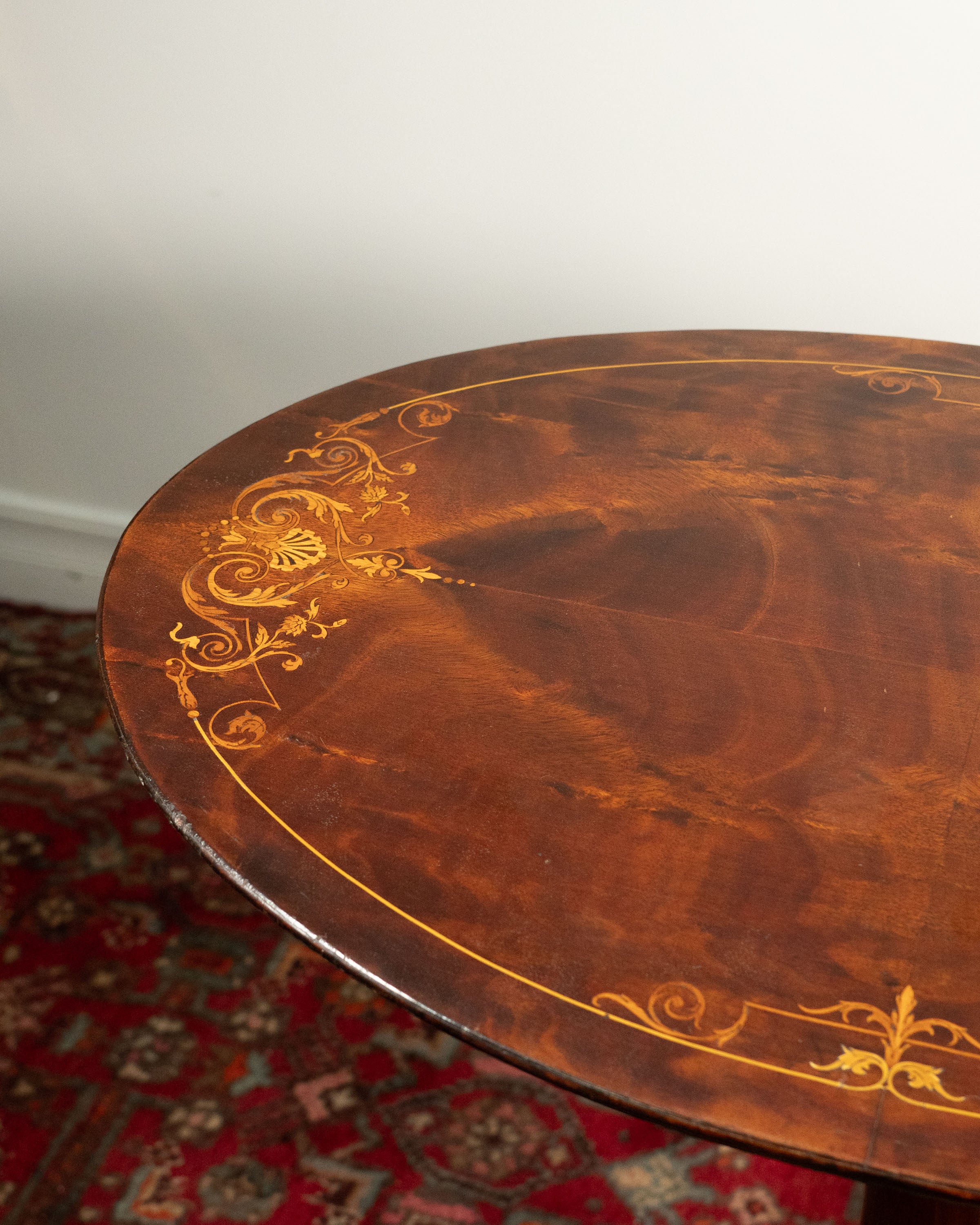Table tilt-top victorienne en noyer - circa 1880