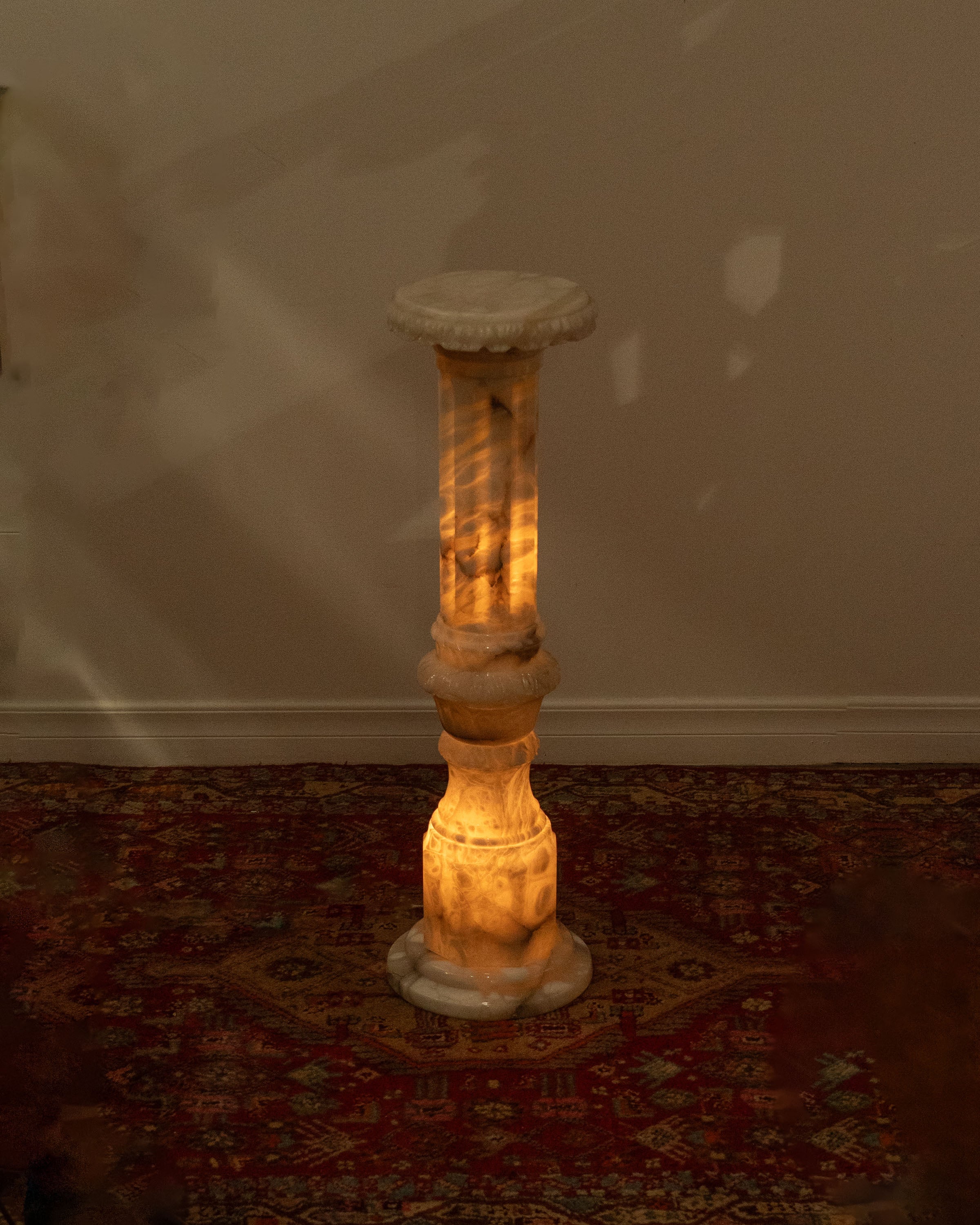 Colonne en albâtre sculpté électrifiée