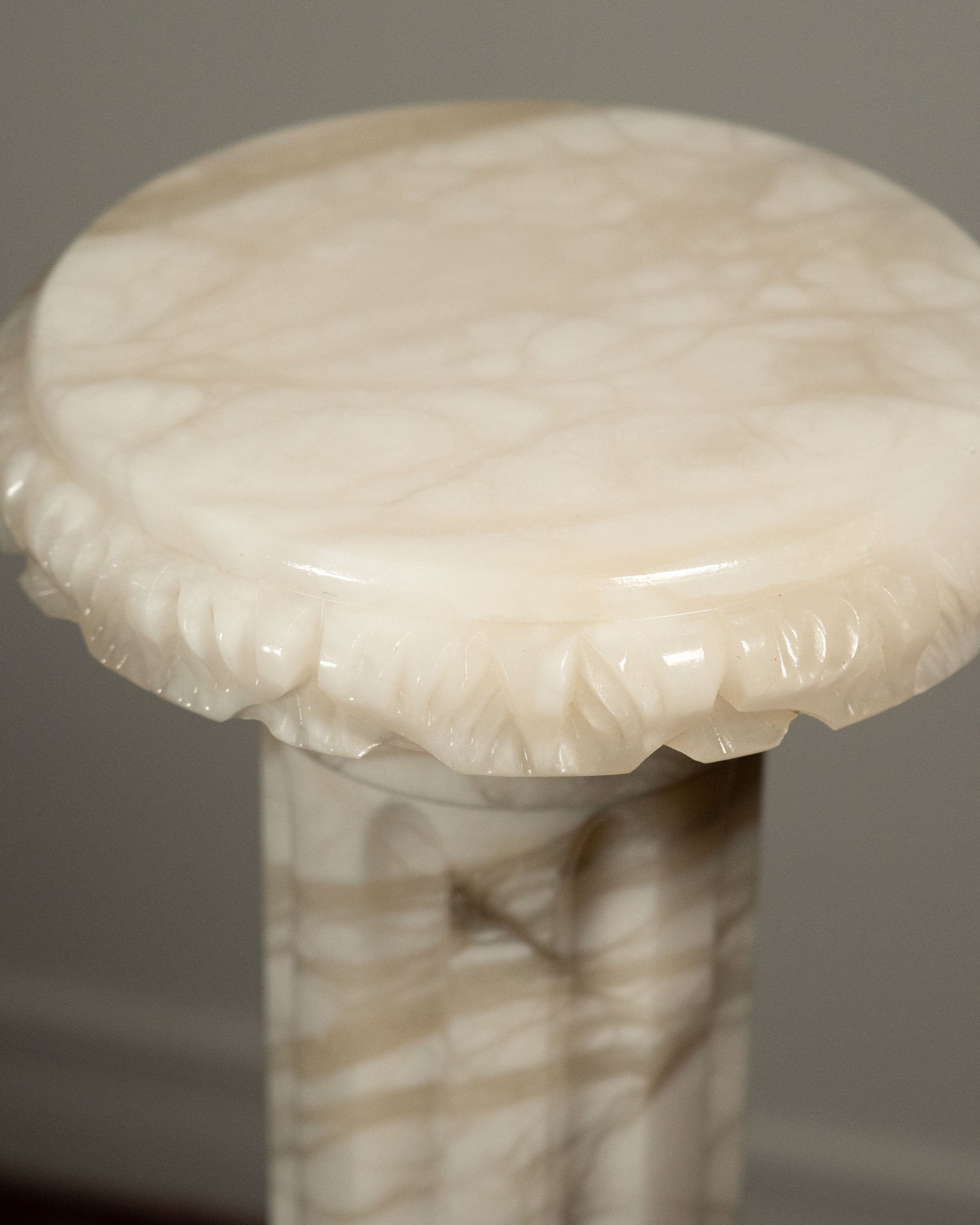 Colonne en albâtre sculpté électrifiée