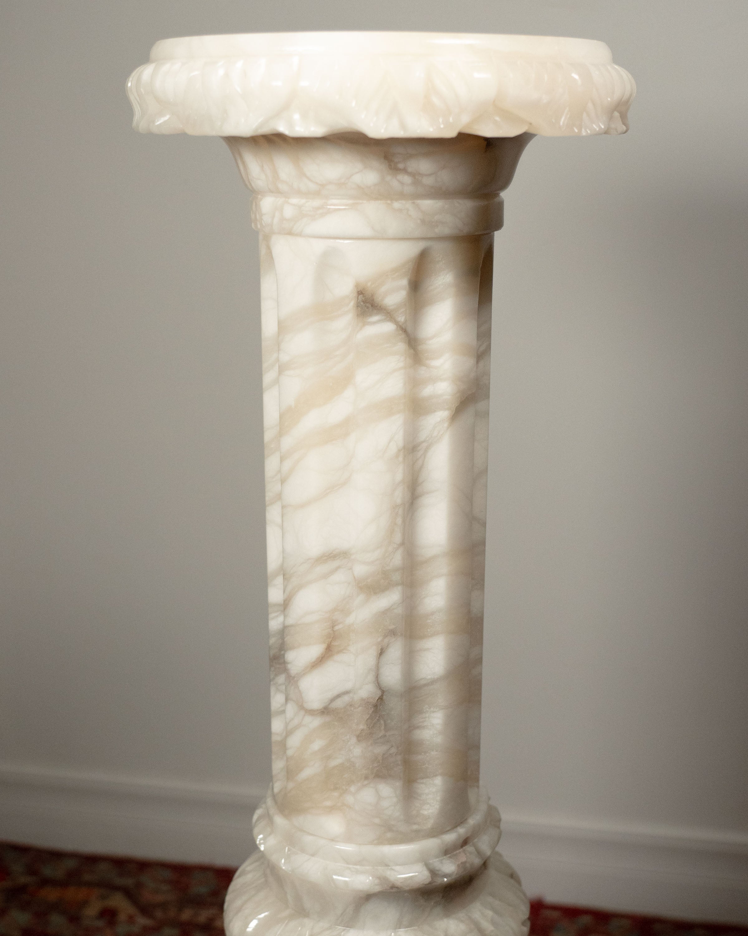 Colonne en albâtre sculpté électrifiée