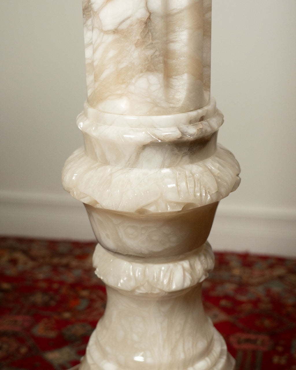 Colonne en albâtre sculpté électrifiée
