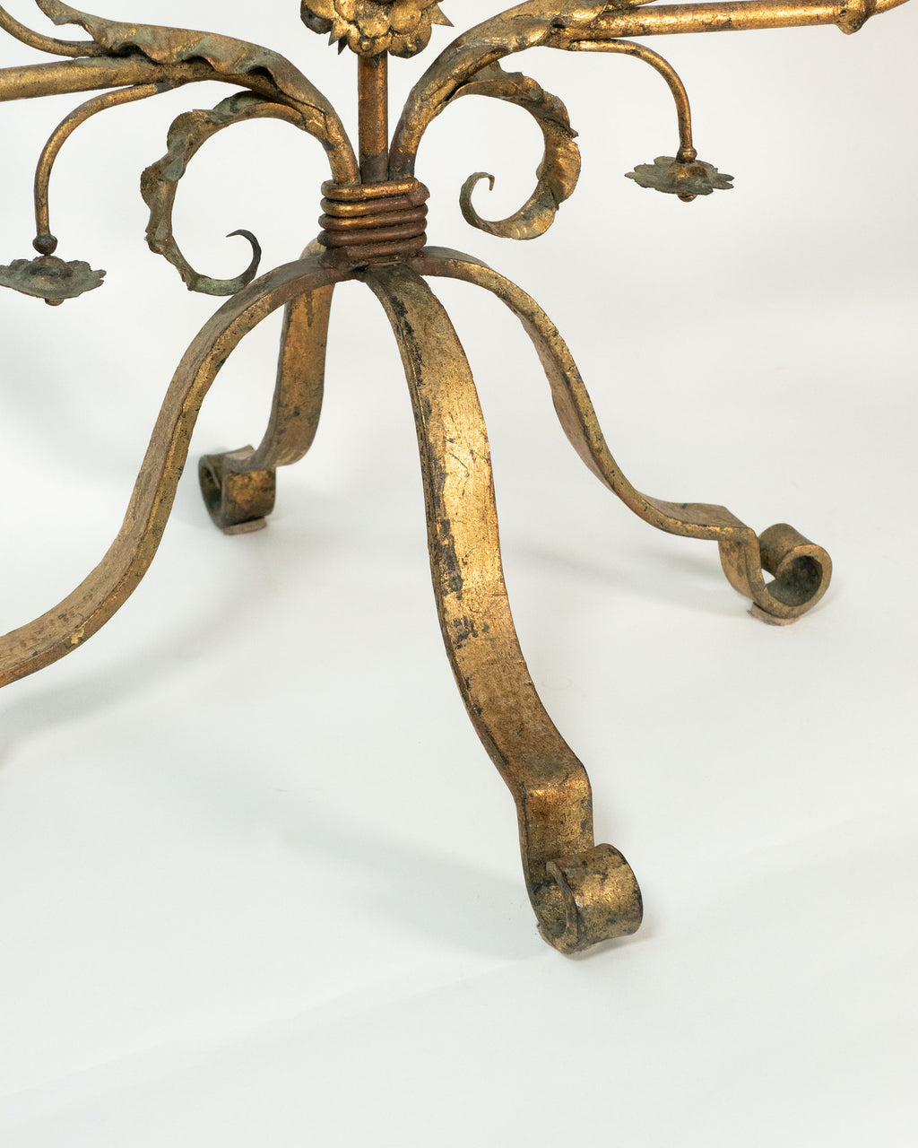 Grand chandelier de style Baroque en métal doré