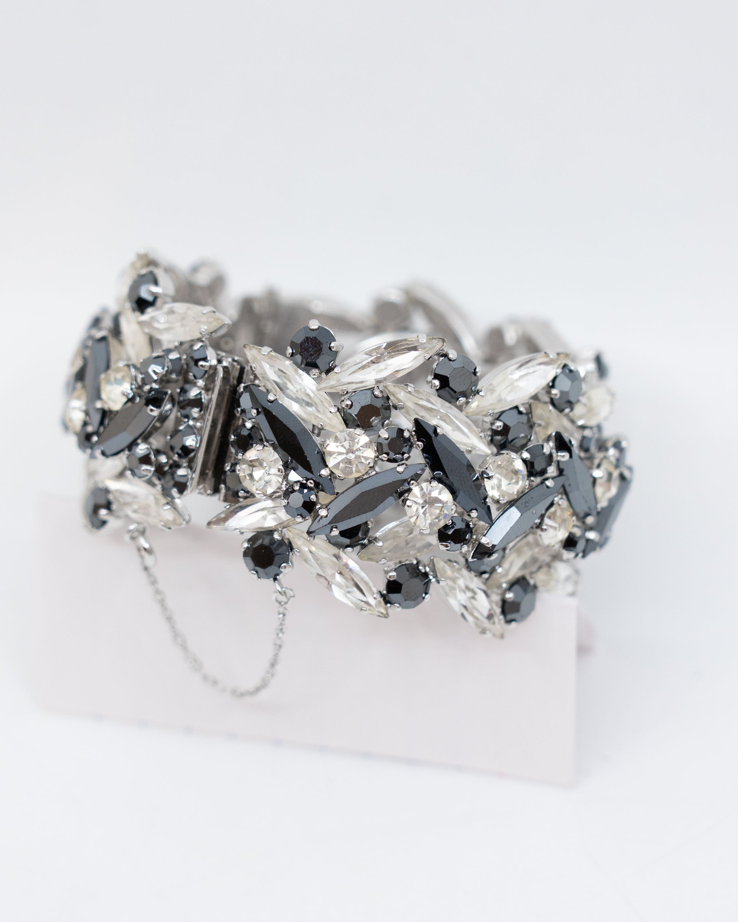 Bracelet manchette rigide blanc et noir – Gustave Sherman, vers 1950