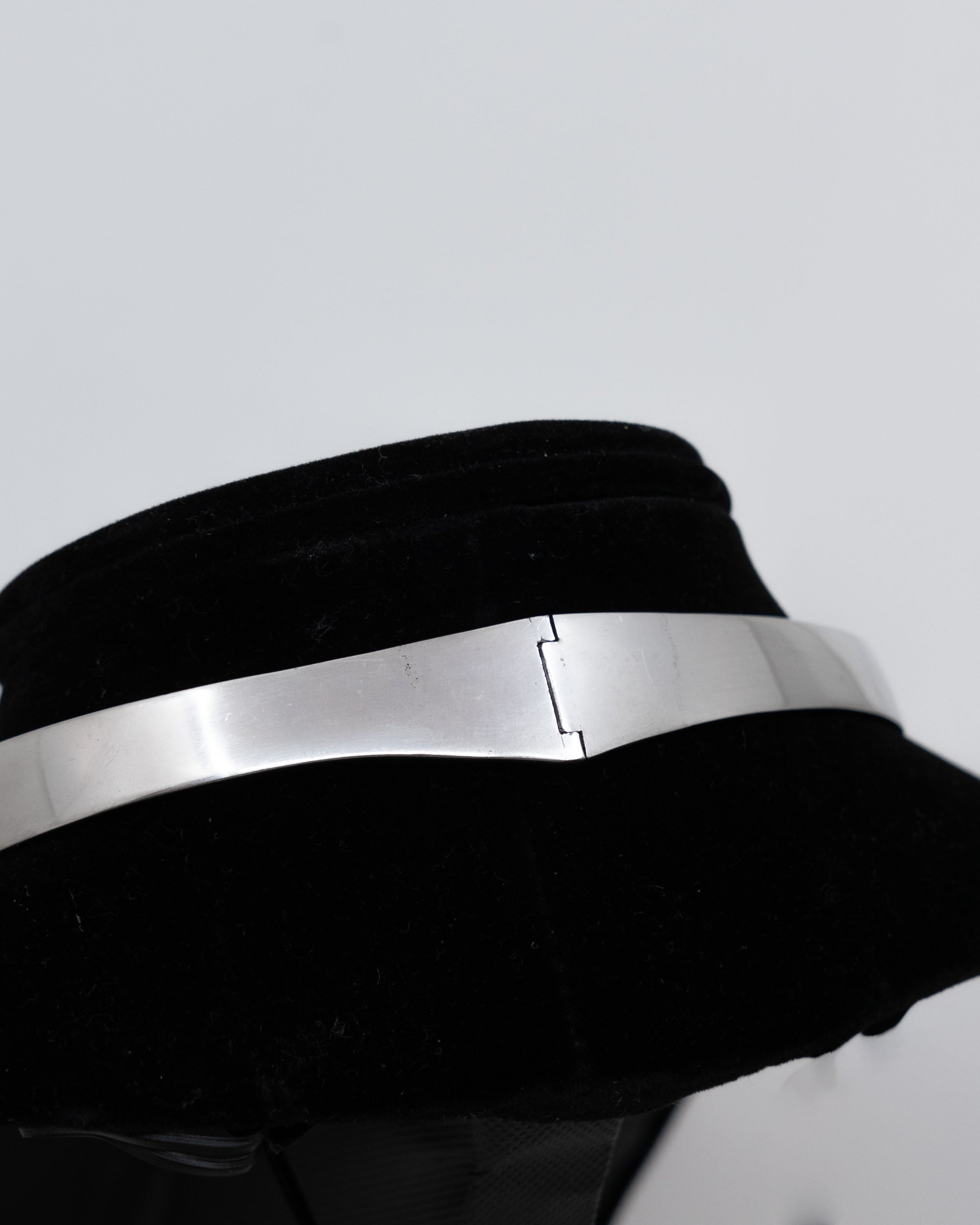 Collier rigide en argent et en cristal - Georges Delrue