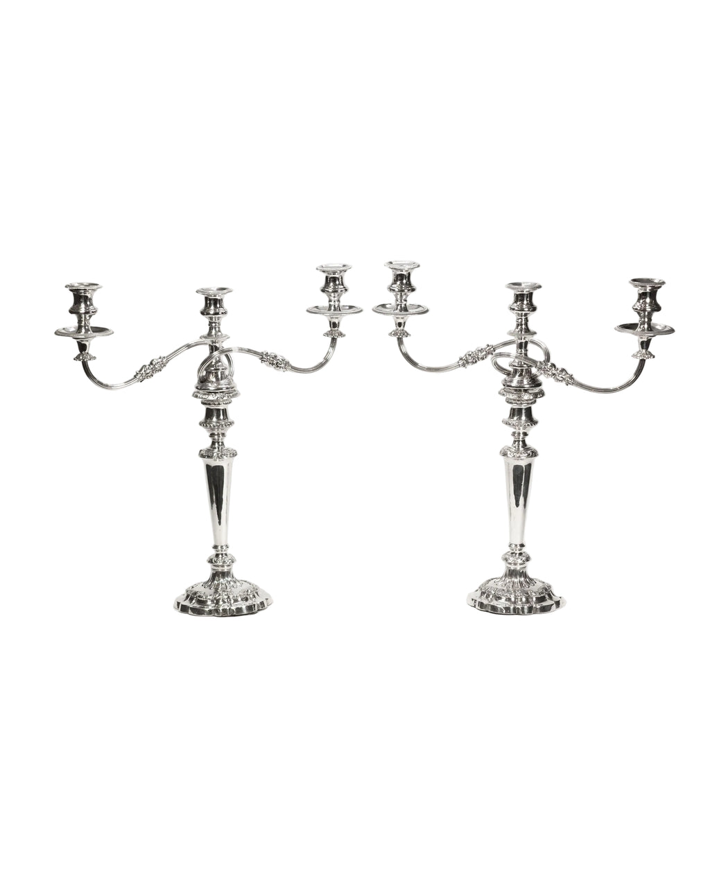 Paire de chandeliers anciens en métal argenté
