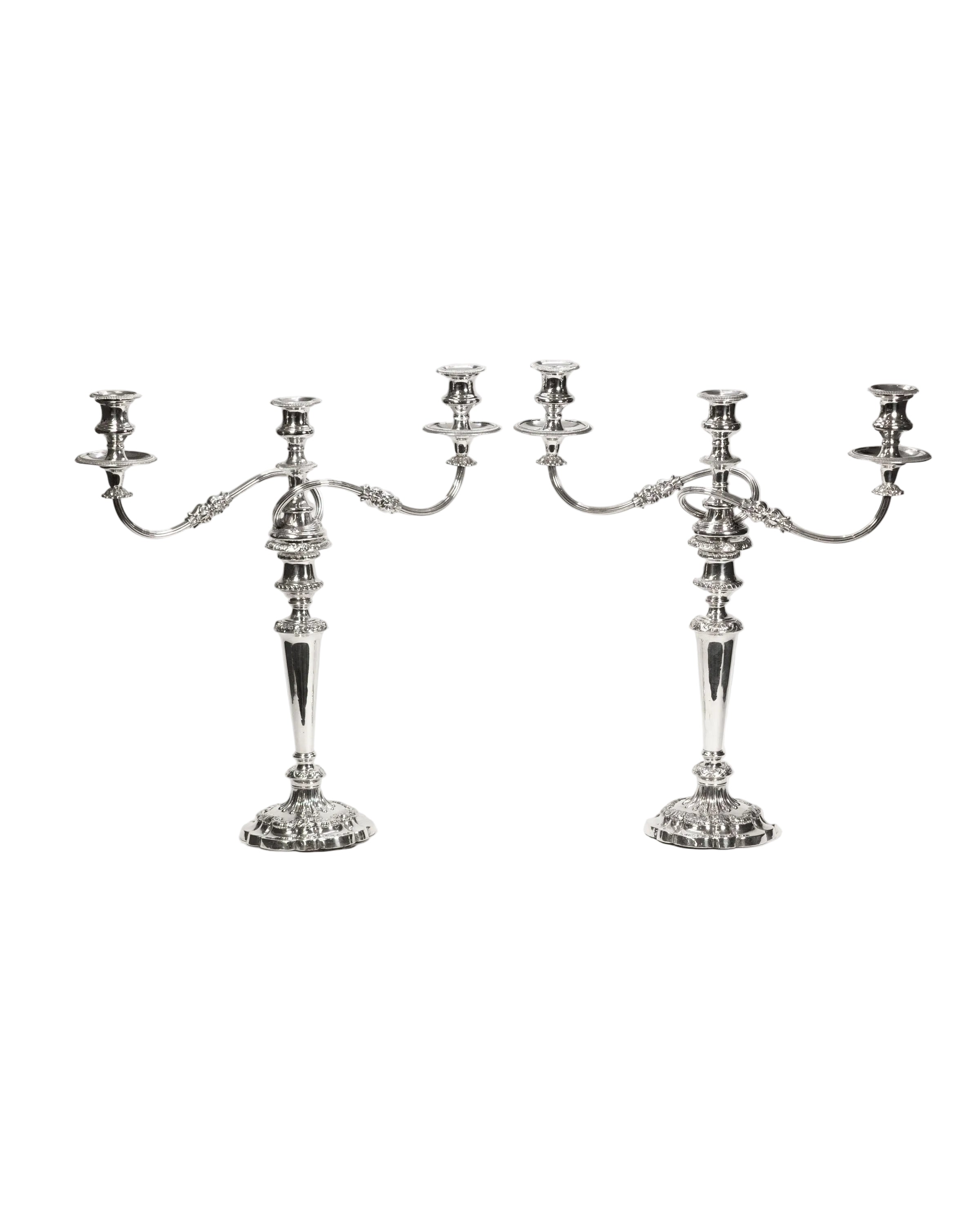 Paire de chandeliers anciens en métal argenté