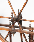 Très petit rouet décoratif en noyer   France, XIXe siècle