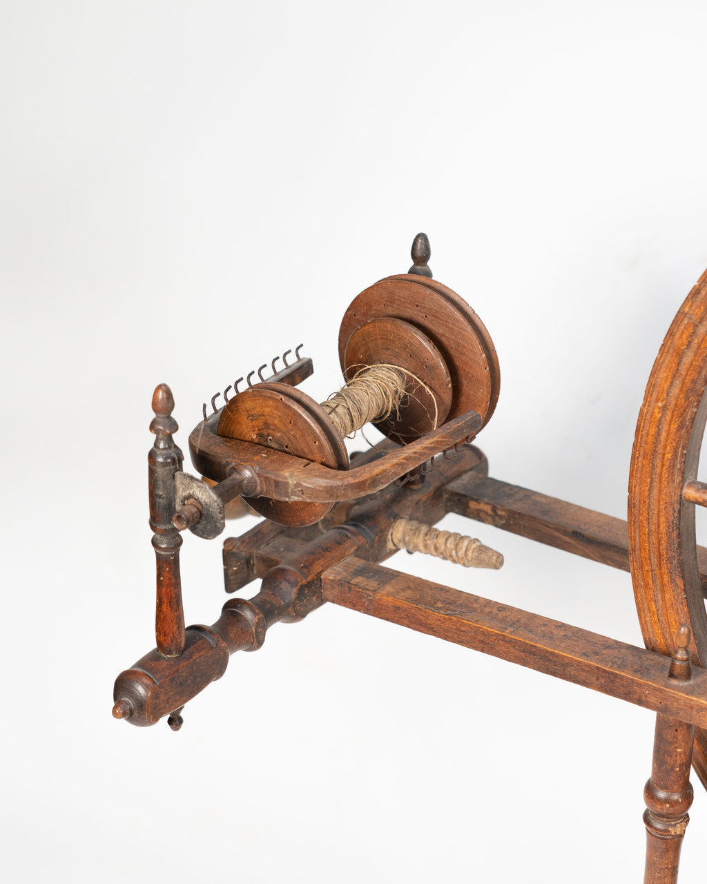 Très petit rouet décoratif en noyer   France, XIXe siècle