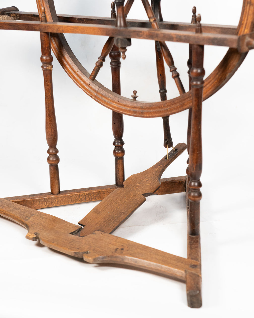 Très petit rouet décoratif en noyer   France, XIXe siècle