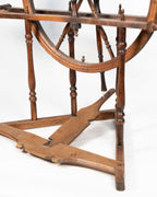 Très petit rouet décoratif en noyer   France, XIXe siècle