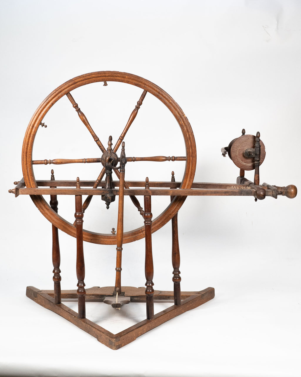 Très petit rouet décoratif en noyer   France, XIXe siècle