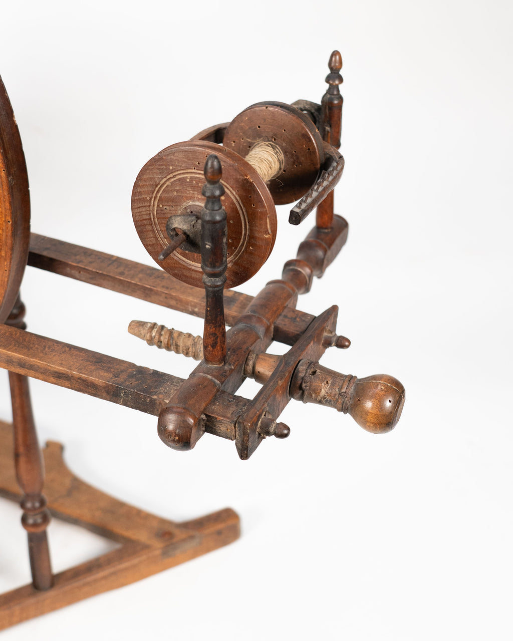 Très petit rouet décoratif en noyer   France, XIXe siècle