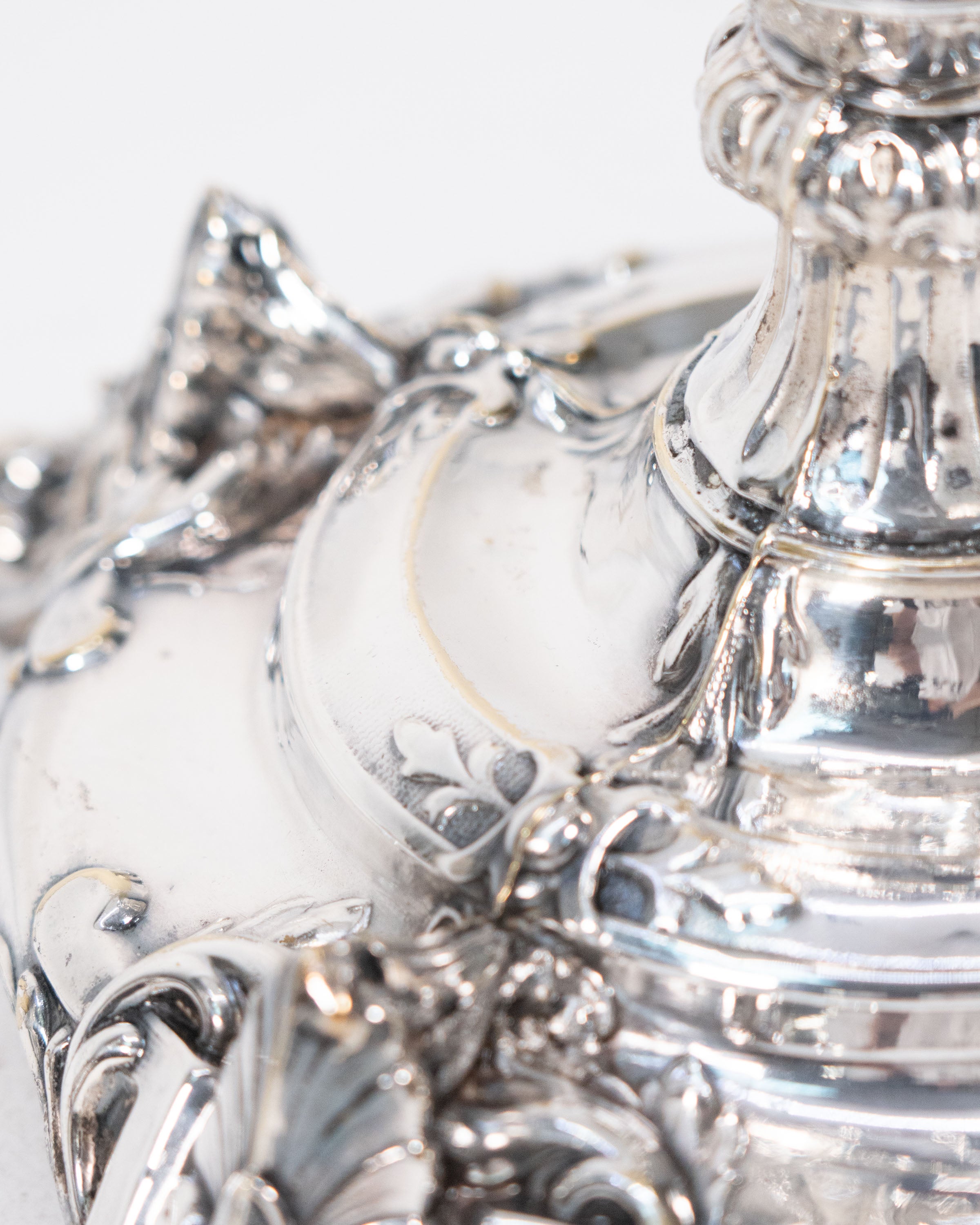 Paire de grands bougeoirs Louis XV - France, circa 1850