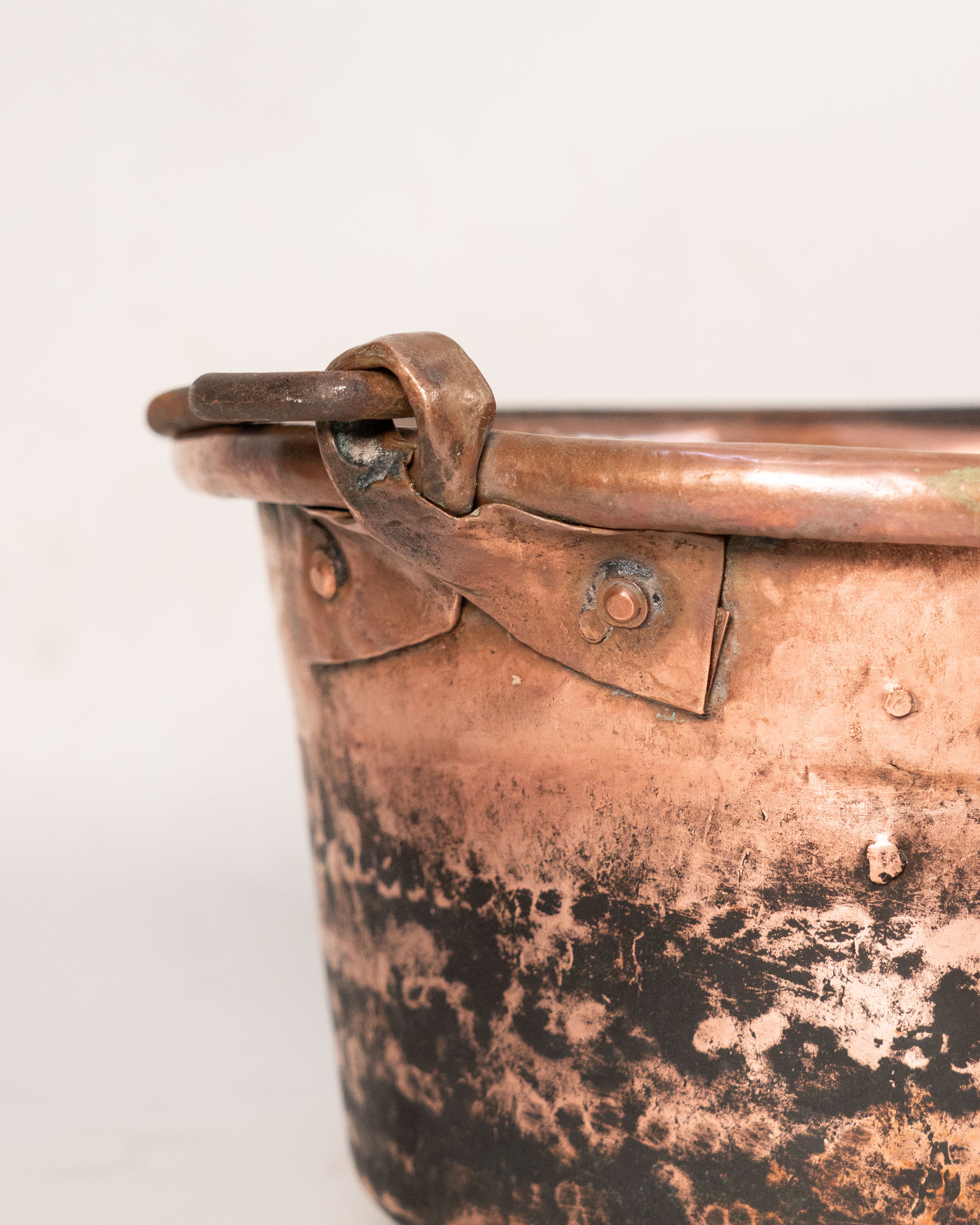 Cache-pot en cuivre riveté - circa 1920