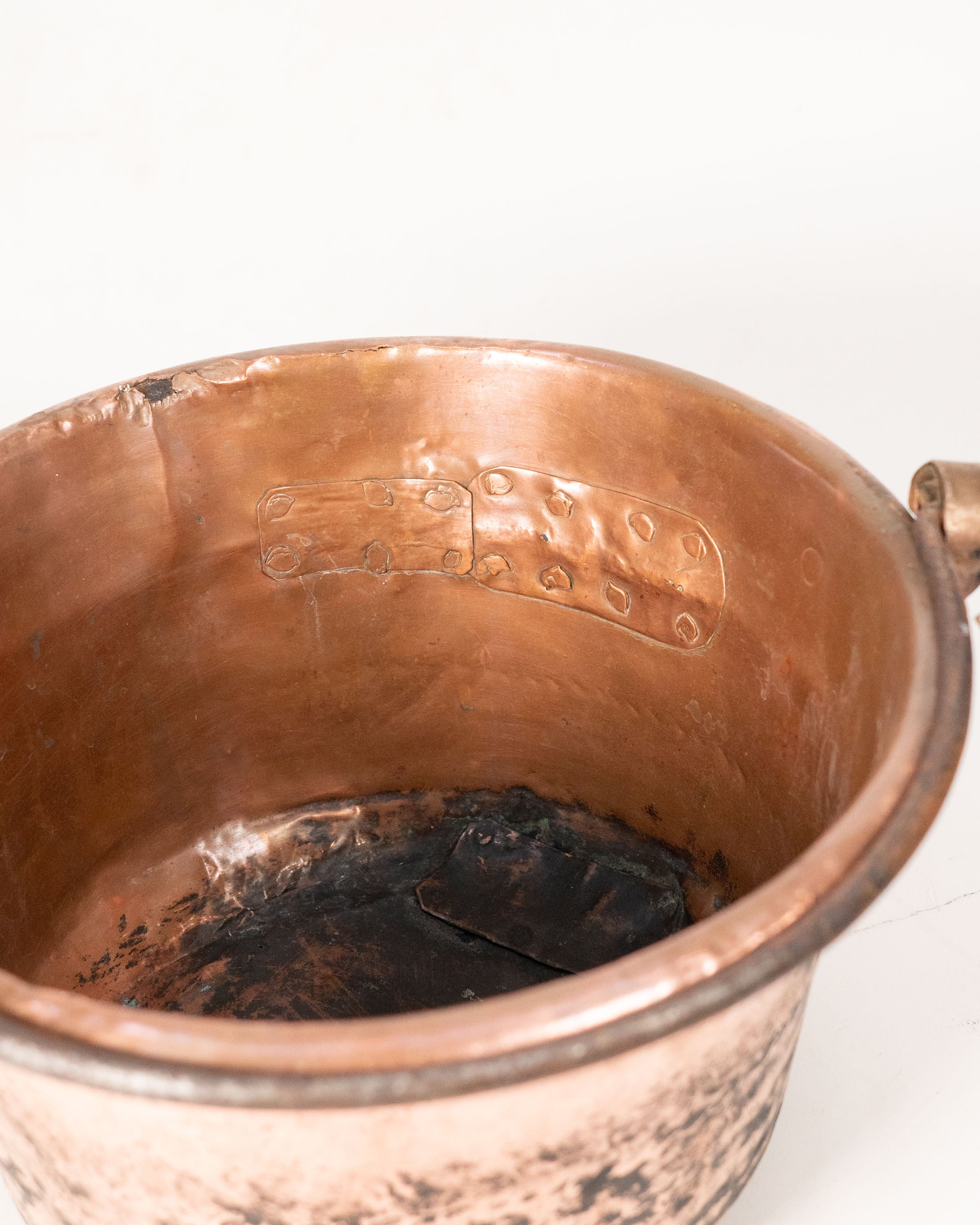 Cache-pot en cuivre riveté - circa 1920