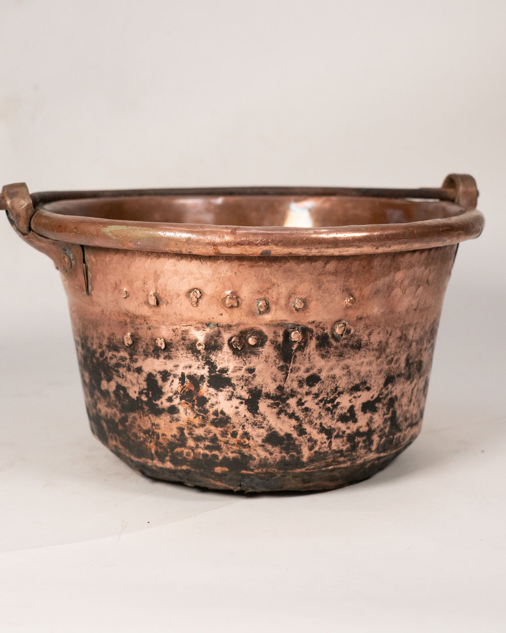 Cache-pot en cuivre riveté - circa 1920