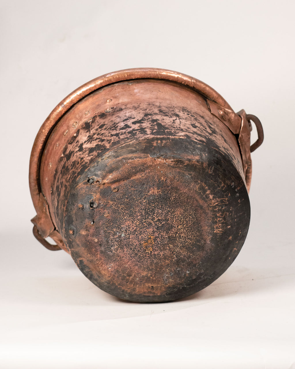 Cache-pot en cuivre riveté - circa 1920