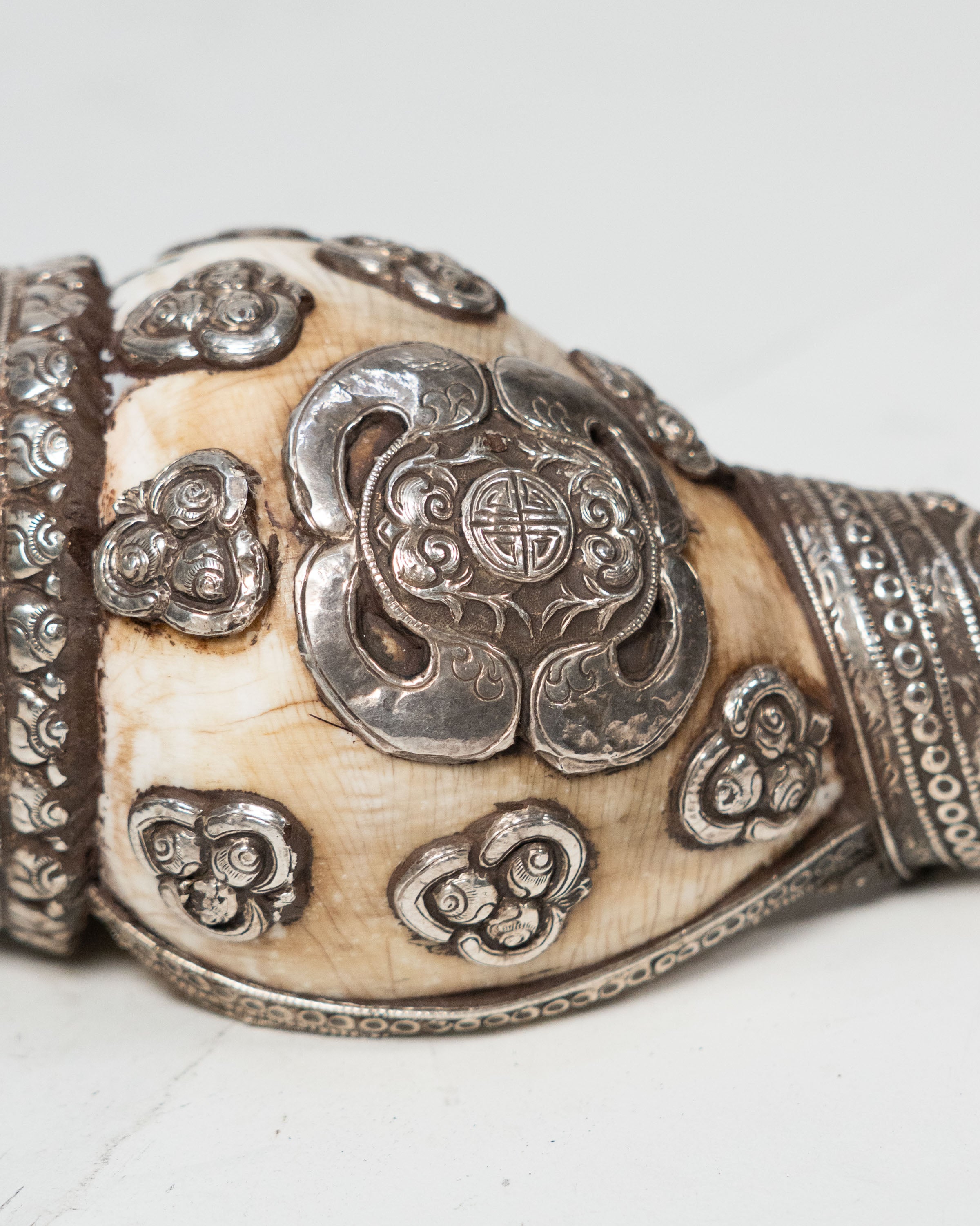Shanka tibétaine ornée d'argent repoussé et pierres semi-précieuses – circa 1880