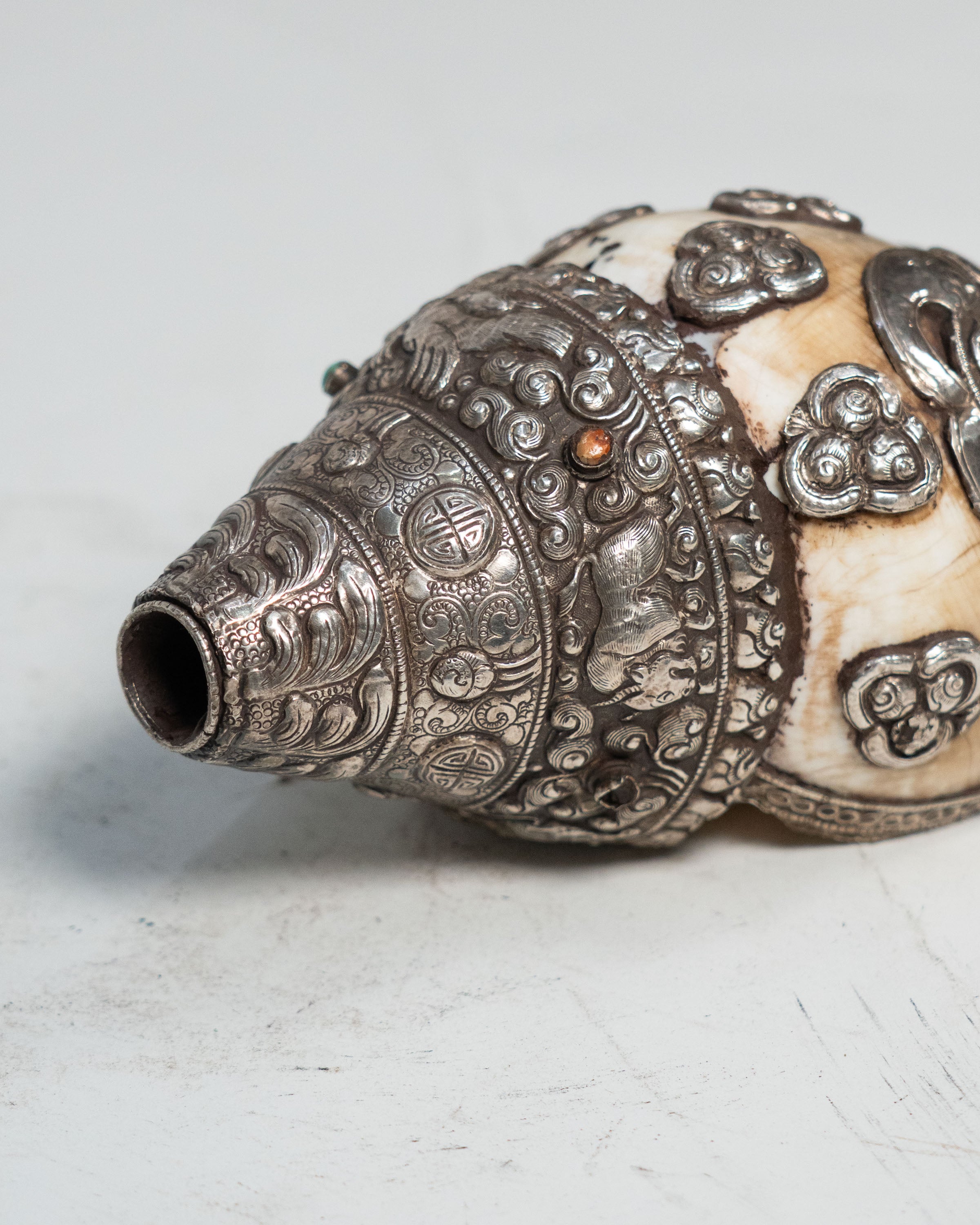 Shanka tibétaine ornée d'argent repoussé et pierres semi-précieuses – circa 1880