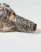 Shanka tibétaine ornée d'argent repoussé et pierres semi-précieuses – circa 1880