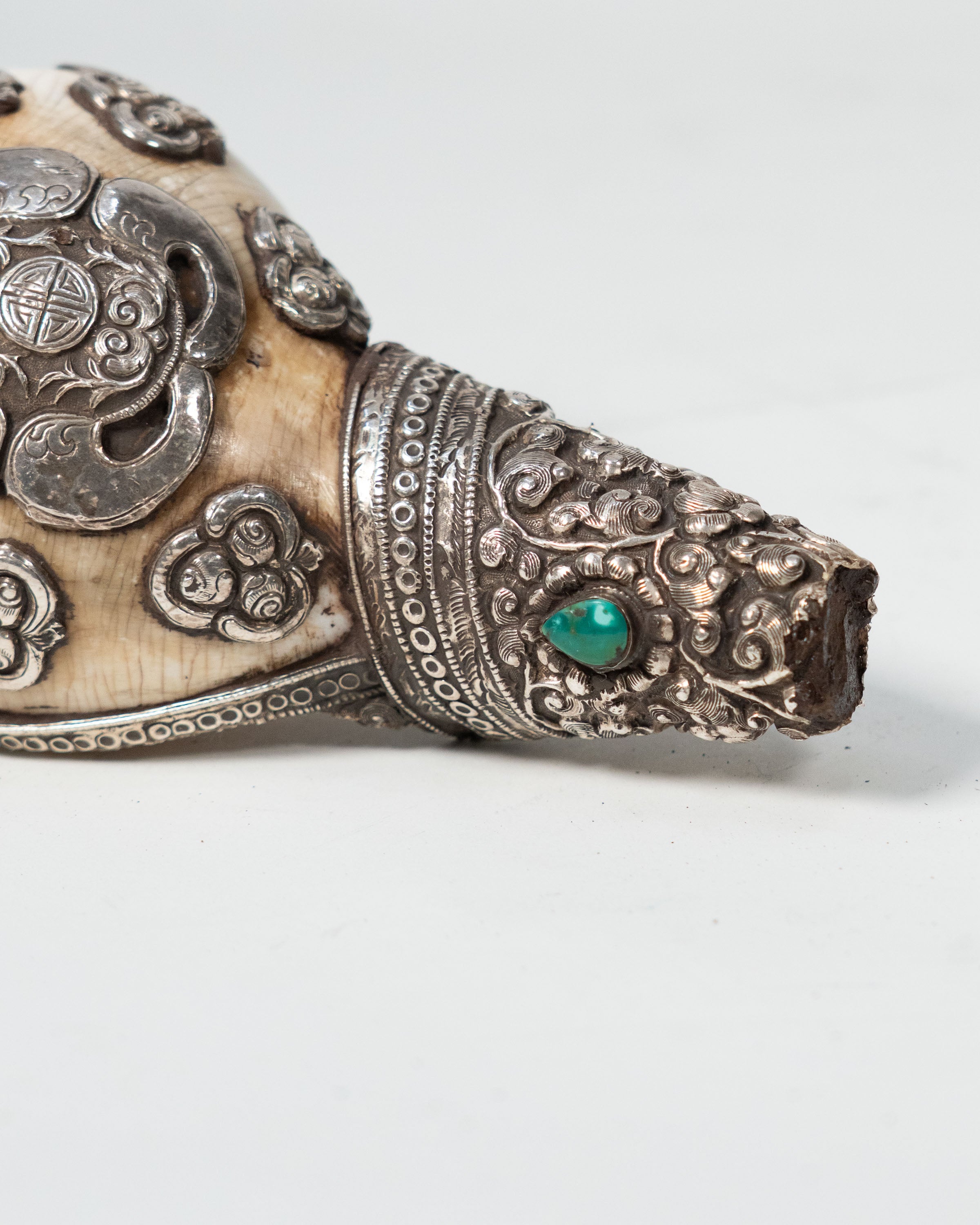 Shanka tibétaine ornée d'argent repoussé et pierres semi-précieuses – circa 1880