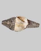 Shanka tibétaine ornée d'argent repoussé et pierres semi-précieuses – circa 1880