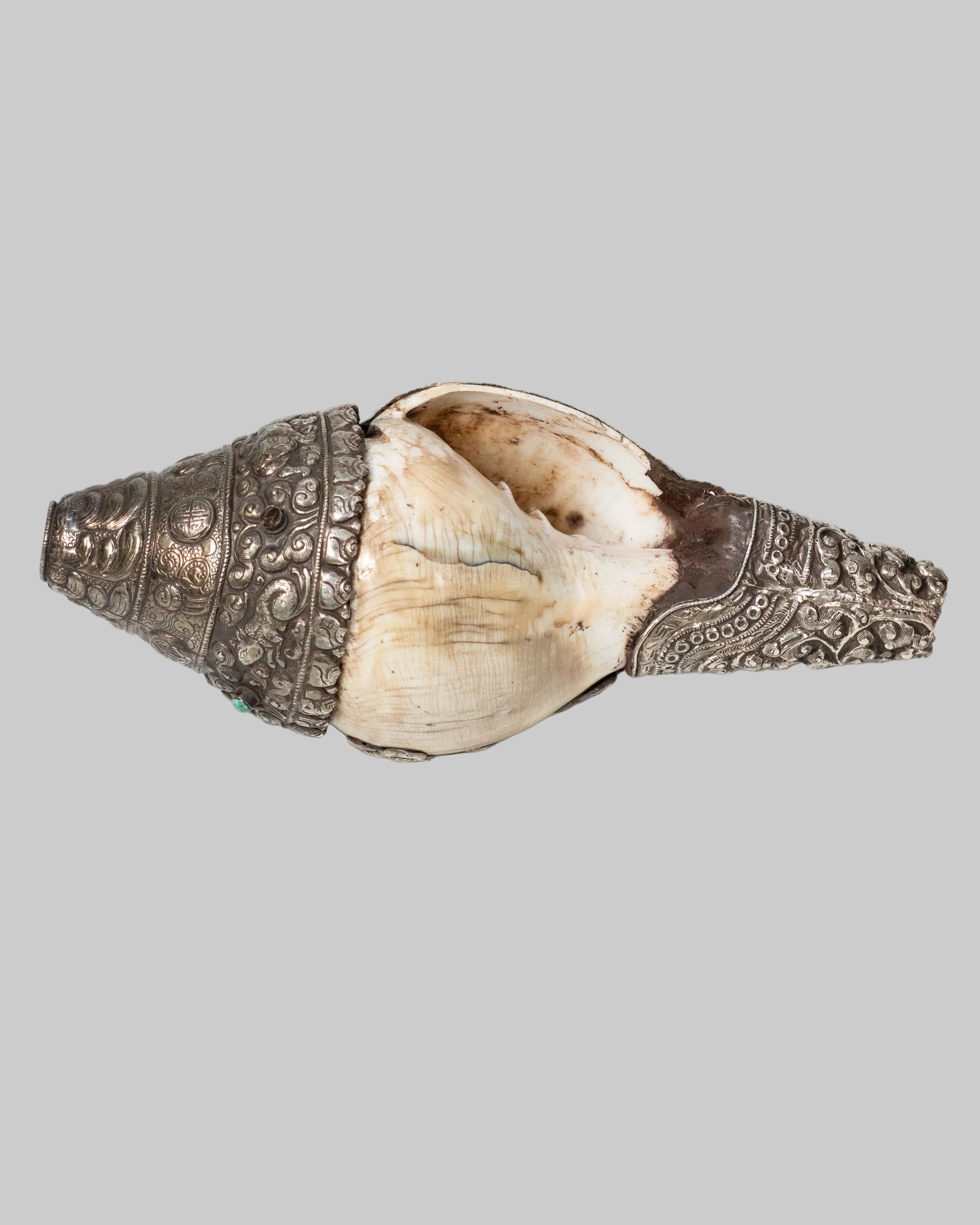 Shanka tibétaine ornée d'argent repoussé et pierres semi-précieuses – circa 1880