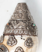 Shanka tibétaine ornée d'argent repoussé et pierres semi-précieuses – circa 1880