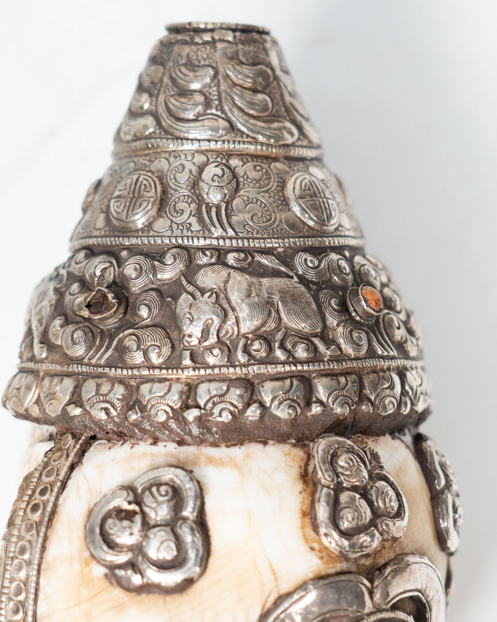 Shanka tibétaine ornée d'argent repoussé et pierres semi-précieuses – circa 1880