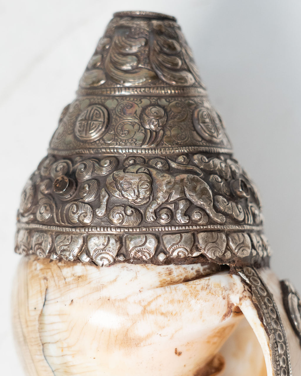 Shanka tibétaine ornée d'argent repoussé et pierres semi-précieuses – circa 1880