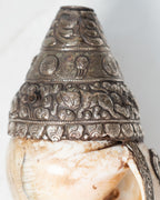 Shanka tibétaine ornée d'argent repoussé et pierres semi-précieuses – circa 1880