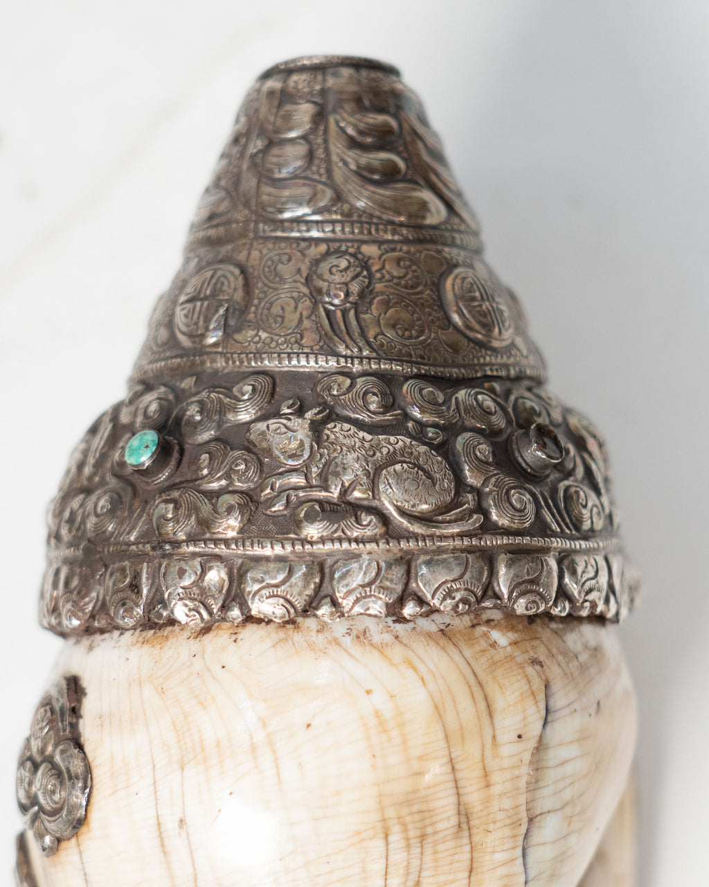 Shanka tibétaine ornée d'argent repoussé et pierres semi-précieuses – circa 1880