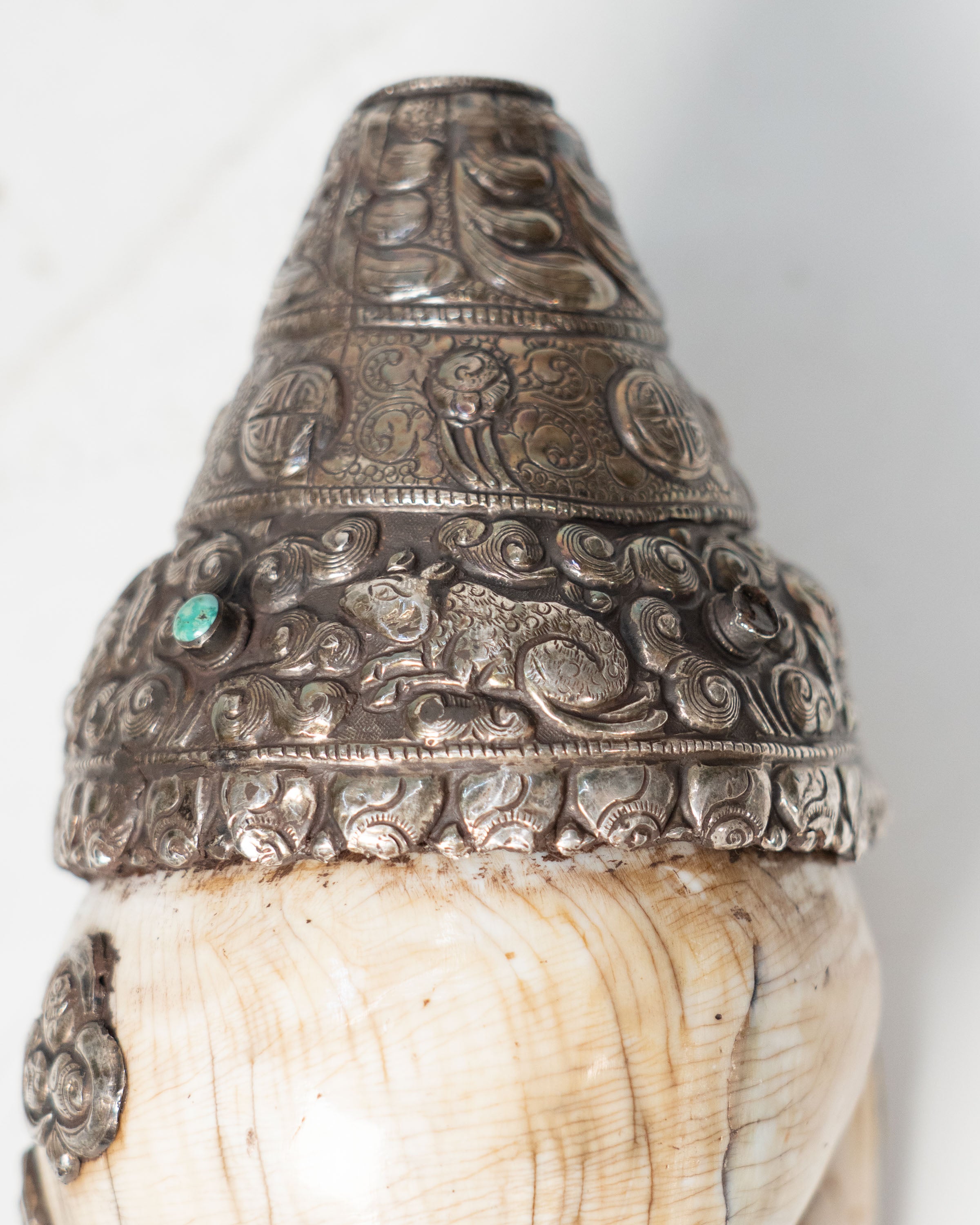 Shanka tibétaine ornée d'argent repoussé et pierres semi-précieuses – circa 1880