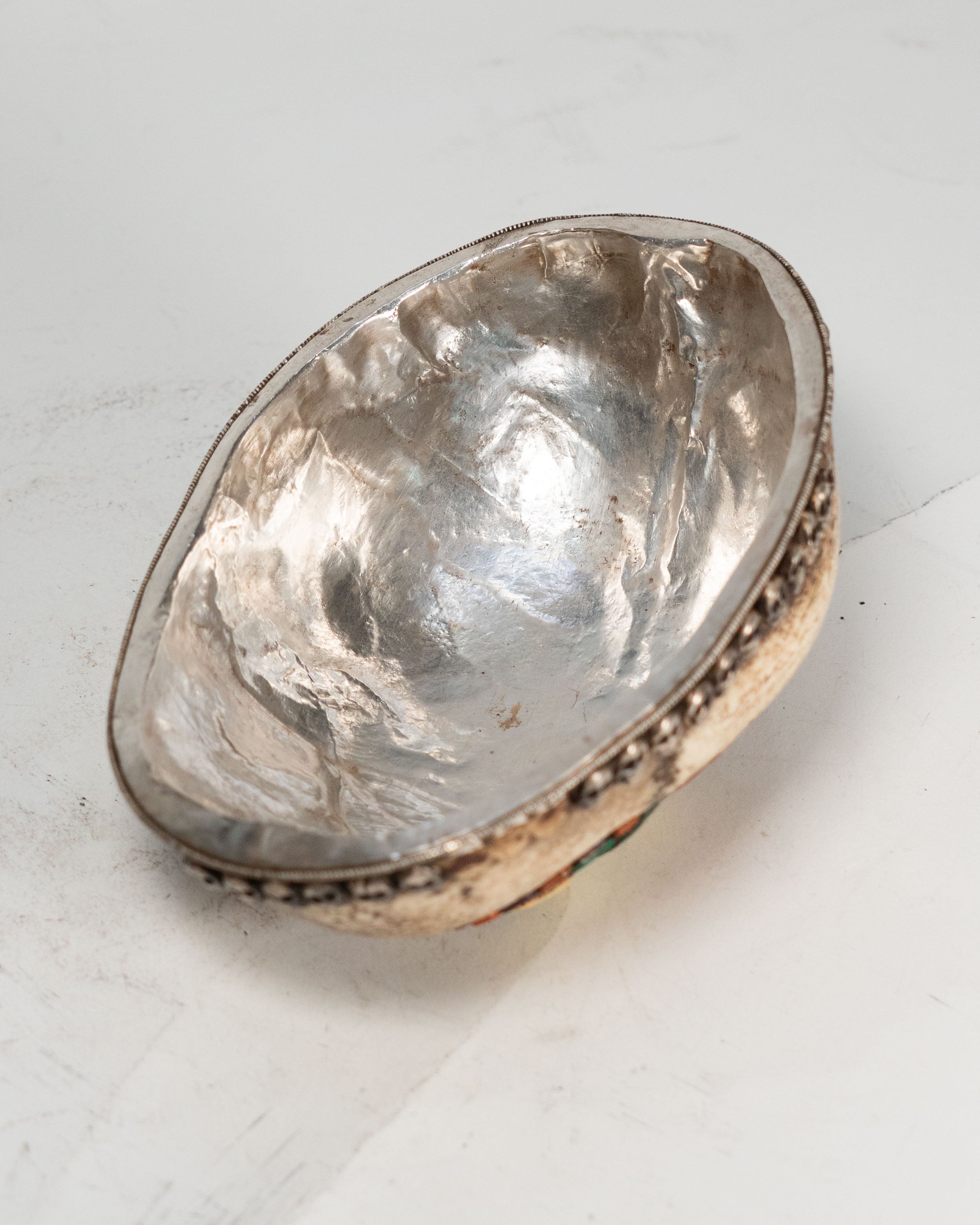 Kapala tibétaine en os et argent – Coupe rituelle bouddhiste, XIXe siècle