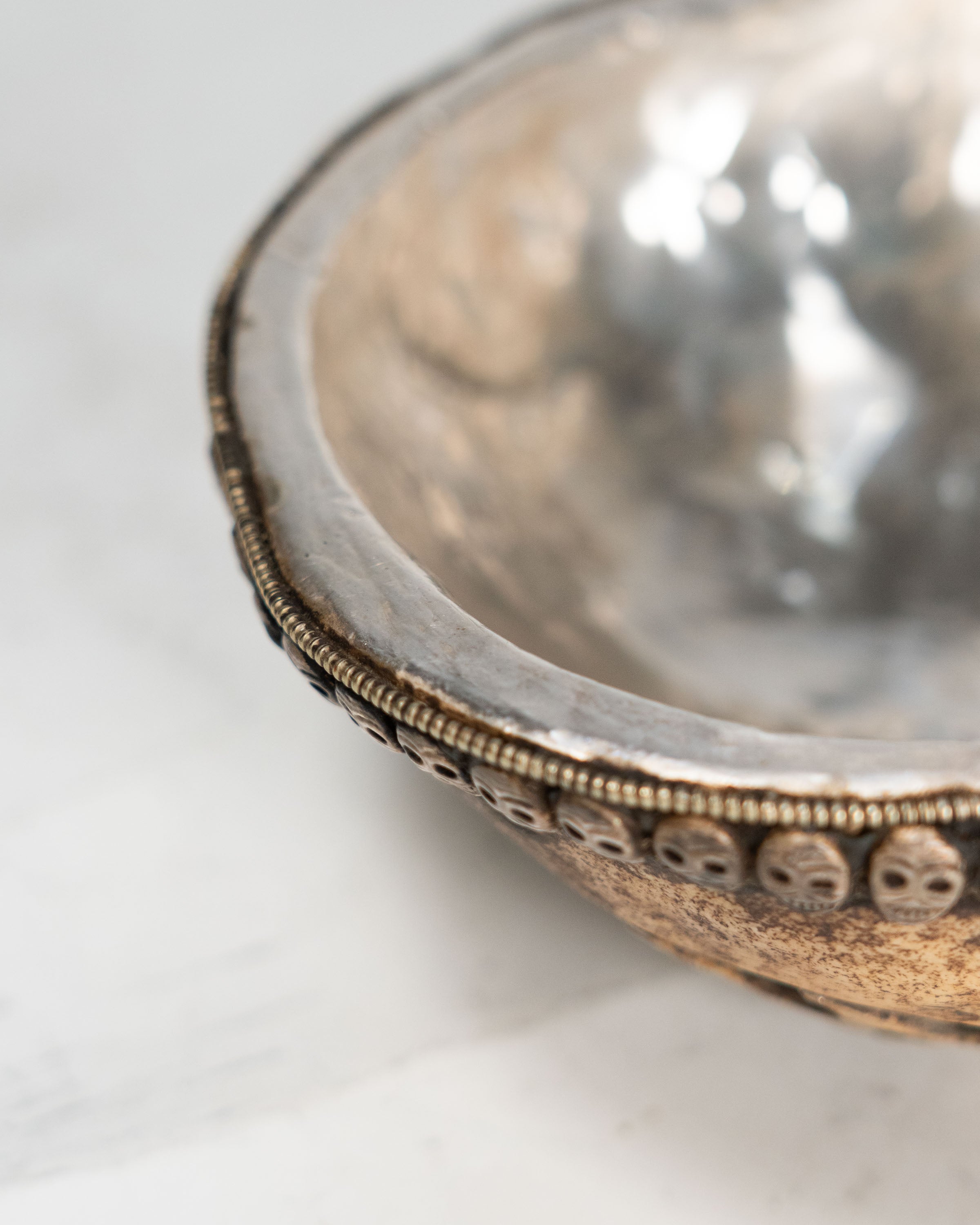 Kapala tibétaine en os et argent – XIXe siècle