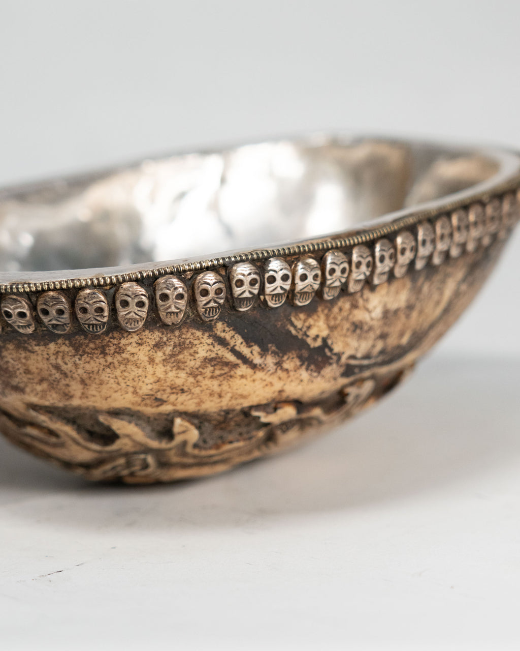 Kapala tibétaine en os et argent – XIXe siècle