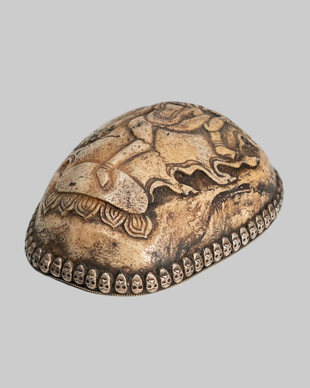 Kapala tibétaine en os et argent – XIXe siècle