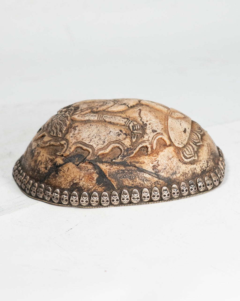 Kapala tibétaine en os et argent – XIXe siècle