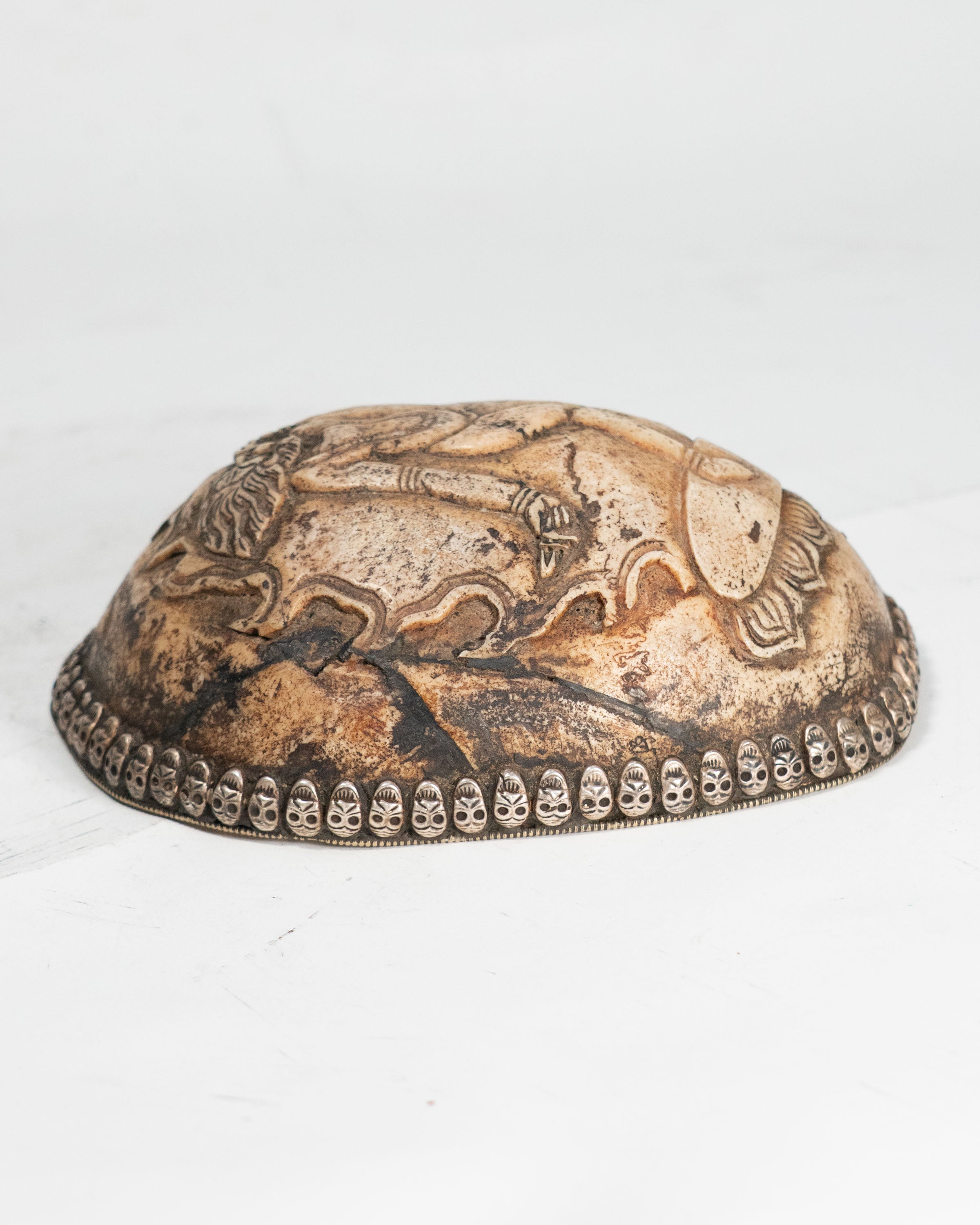 Kapala tibétaine en os et argent – XIXe siècle