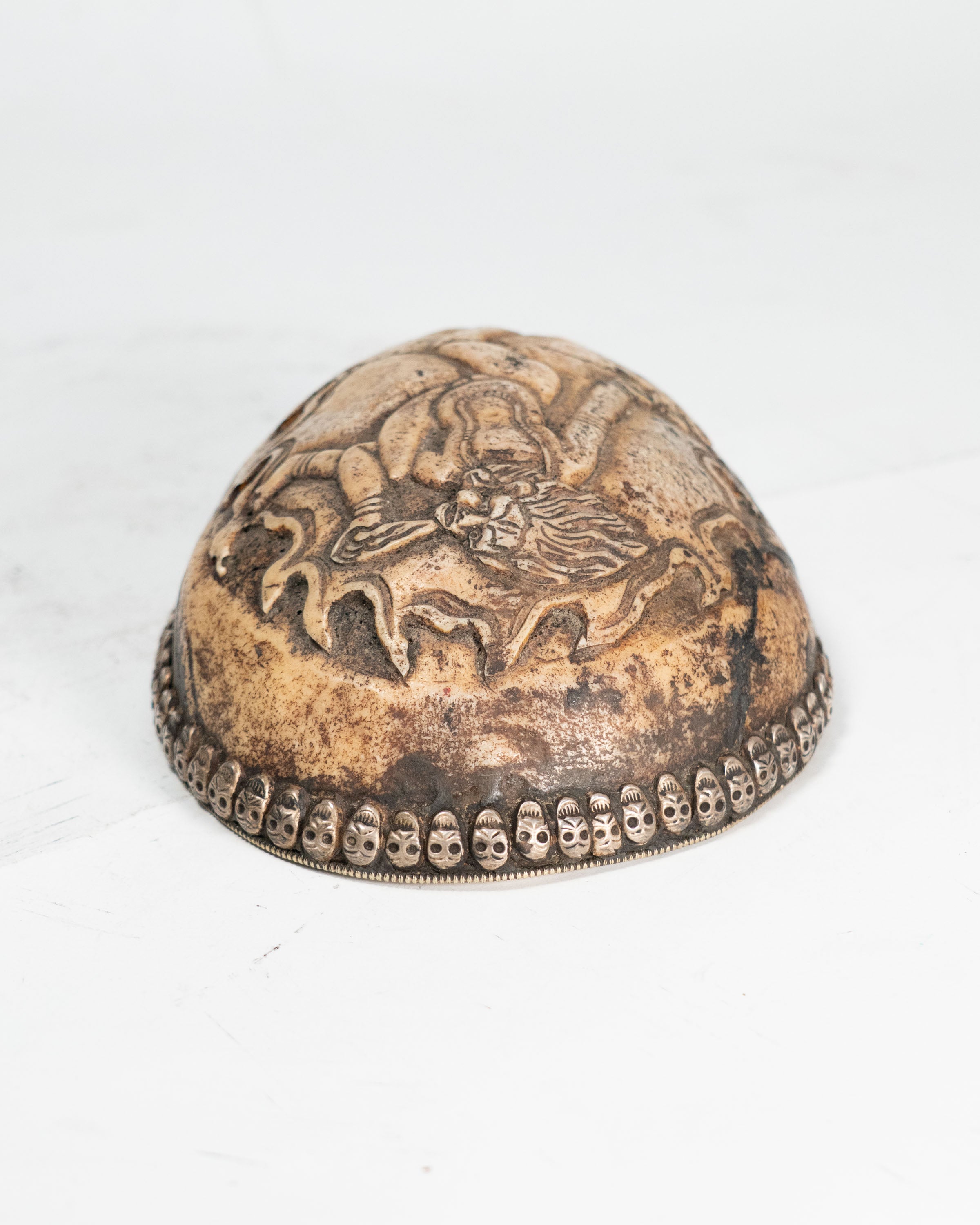 Kapala tibétaine en os et argent – XIXe siècle